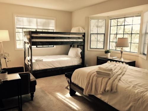 a bedroom with two bunk beds and a desk at Sonoma Hideaway 3BD 2,5 BATH, Beautiful Patio and Garden in Sonoma