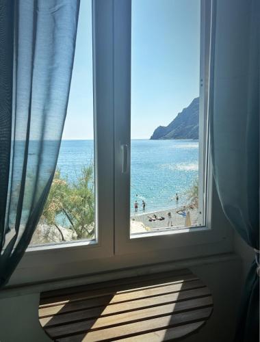a window with a view of the beach at Hotel Meublè Agavi in Monterosso al Mare