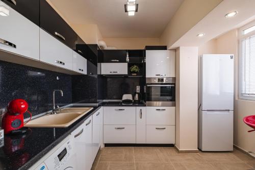 Η κουζίνα ή μικρή κουζίνα στο Luxury apartment with sea view,FREE parking!