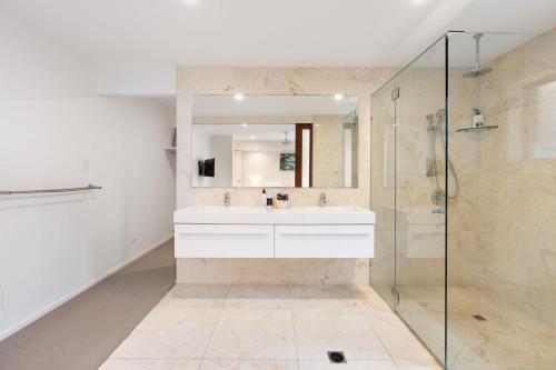 Ένα μπάνιο στο 9 Depper Street - Large Residence Entire 6 Bed House