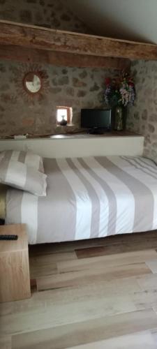 une chambre avec un lit blanc avec une fenêtre dans l'établissement Chambre d'hôte, à Meymac