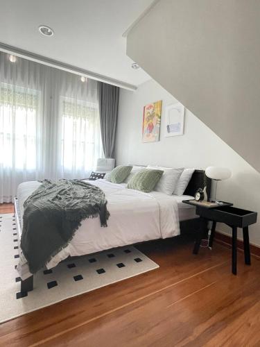 Postel nebo postele na pokoji v ubytování Nueng Rana 113 Unique House in Chinatown 3BR 2BA - Villa