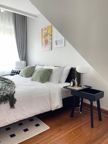 Postel nebo postele na pokoji v ubytování Nueng Rana 113 Unique House in Chinatown 3BR 2BA - Villa
