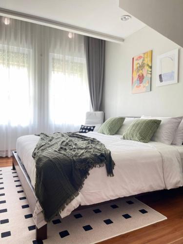 Postel nebo postele na pokoji v ubytování Nueng Rana 113 Unique House in Chinatown 3BR 2BA - Villa