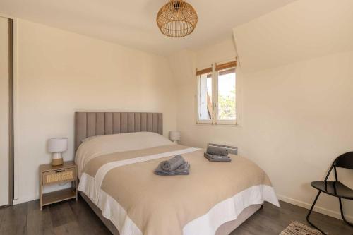 une chambre avec un lit et une fenêtre dans l'établissement Stunning 2-bedroom accommodation - pool and tennis, à Deauville