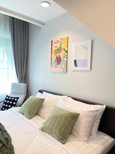 Postel nebo postele na pokoji v ubytování Nueng Rana 113 Unique House in Chinatown 3BR 2BA - Villa