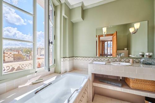 une salle de bain avec baignoire et une grande fenêtre dans l'établissement Luxurious 4 bedroom duplex, 200m from Place Morny, à Deauville