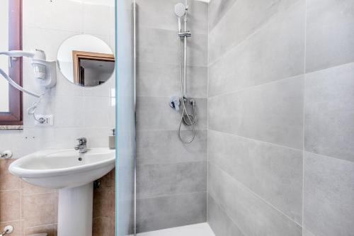 a bathroom with a shower and a sink at Relax House Fonte Nuova - Relax a pochi minuti da Roma in Fonte Nuova