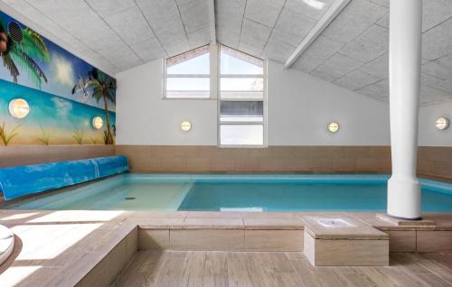 Πισίνα στο ή κοντά στο Stunning Home In Væggerløse With Sauna