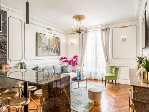un salon avec un canapé et une table dans l'établissement Merveil - Luxury Suite - Louvre - Sebastopol II, à Paris