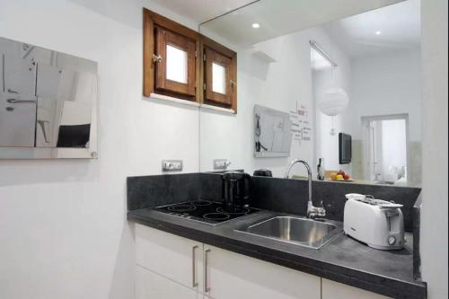 A kitchen or kitchenette at Navona Secret Suite
