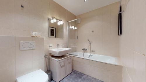 um banheiro com uma pia, um vaso sanitário e uma banheira em Hauts de Veysonnaz HV1 011 - SAUNA apartment 4 per em Veysonnaz