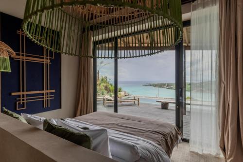 une chambre avec un lit et une vue sur l'océan dans l'établissement Panorama Villas Ceningan, à Nusa Lembongan