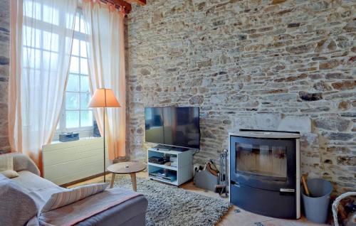 Μια τηλεόραση ή/και κέντρο ψυχαγωγίας στο Stunning Home In Gonneville-Le-Theil