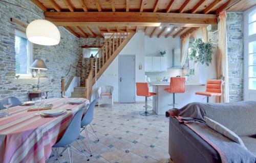 un salon et une salle à manger avec une table et des chaises dans l'établissement Stunning Home In Gonneville-Le-Theil, à Gonneville