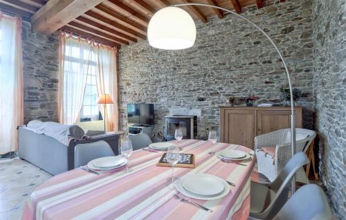 Χώρος καθιστικού στο Stunning Home In Gonneville-Le-Theil
