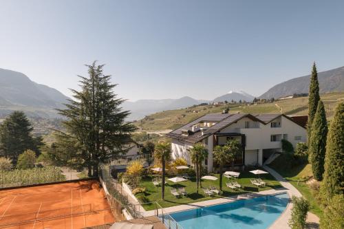 an aerial view of a villa with a swimming pool at Appartement KroneLiving in Tirolo