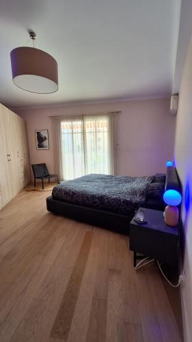 une chambre avec un lit et une table avec une lampe dans l'établissement Spacieux et lumineux 2 chambres terrasse, au Cannet