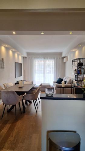 une cuisine et un salon avec une table et des chaises dans l'établissement Spacieux et lumineux 2 chambres terrasse, au Cannet
