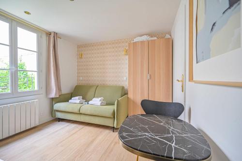 un salon avec un canapé et une table dans l'établissement Cosy Nest - 2P - The 16th arrondissement, à Paris