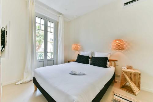 une chambre avec un grand lit et une fenêtre dans l'établissement Nice apartment Juan-Les-Pins - 300m Beach, à Juan-les-Pins