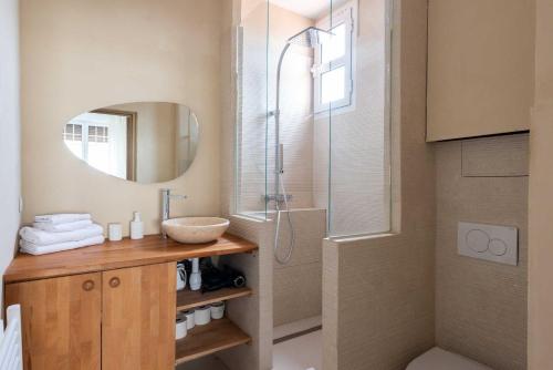 une salle de bain avec un lavabo et une douche avec un miroir dans l'établissement Nice apartment Juan-Les-Pins - 300m Beach, à Juan-les-Pins
