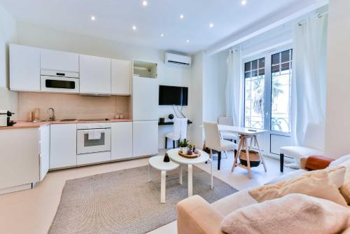 une cuisine et un salon avec un canapé et une table dans l'établissement Nice apartment Juan-Les-Pins - 300m Beach, à Juan-les-Pins
