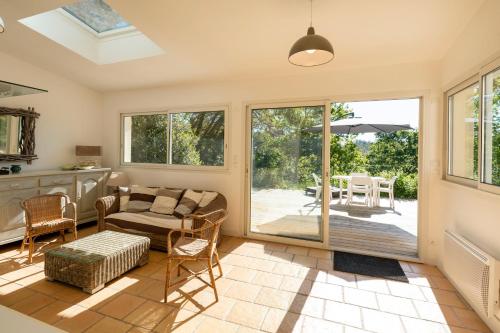 a living room with a couch and a table at T3 Grande Terrasse Vue Foret in Soorts-Hossegor