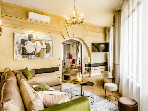 un salon avec un canapé et une table dans l'établissement Merveil Signature Suite - Valois - Louvre view, à Paris