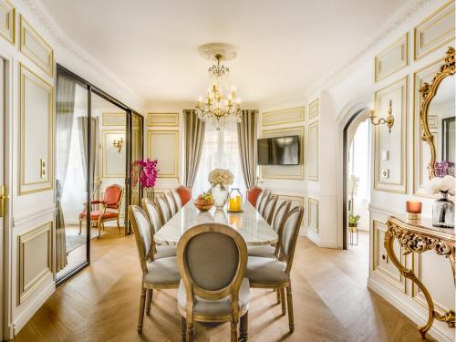 une salle à manger avec une table et des chaises dans l'établissement Merveil Signature Suite - Valois - Louvre view, à Paris