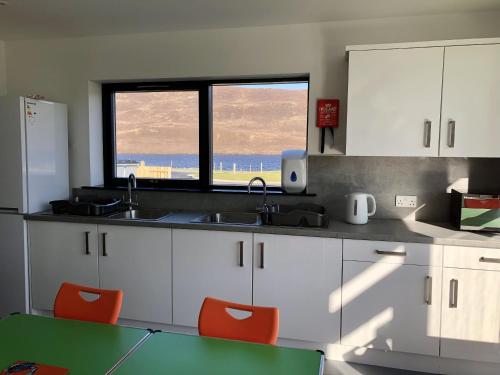 Kuchyň nebo kuchyňský kout v ubytování Scalloway Caravan Park