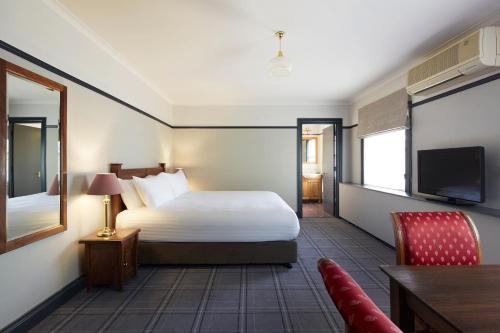 Postel nebo postele na pokoji v ubytování Brassey Hotel - Managed by Doma Hotels