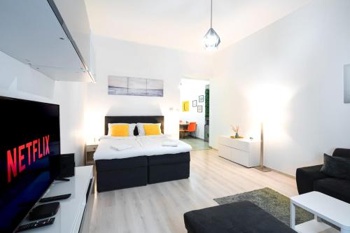 Postel nebo postele na pokoji v ubytování Spacious Premium Apartment by Buda Castle District