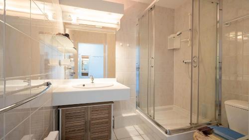 une salle de bain avec un lavabo et une douche dans l'établissement Les Roches Marines - La Sedna - 2P4, au Cap d'Agde