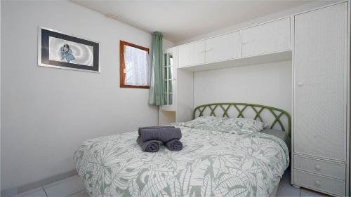 - une chambre dotée d'un lit avec un jouet dans l'établissement Les Roches Marines - La Sedna - 2P4, au Cap d'Agde
