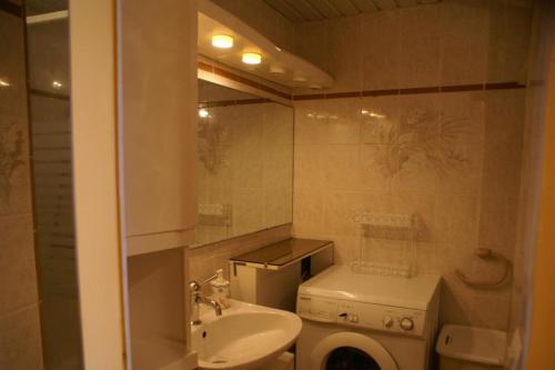 une salle de bain avec toilettes et lavabo dans l'établissement Appartement 230, Port Ambonne au village naturiste, au Cap d'Agde