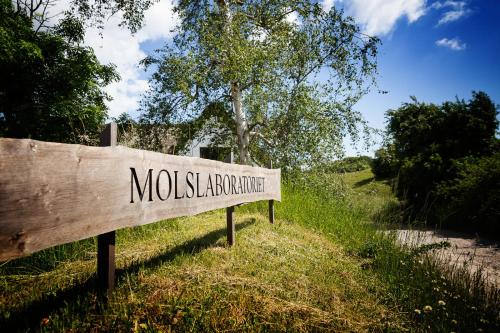 a sign that reads mussle laboratories on a field at Molslaboratoriet - Stuehuset in Ebeltoft