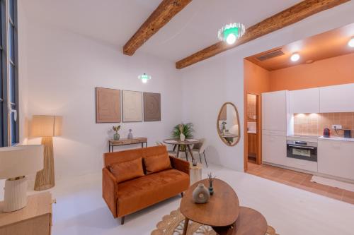 un salon avec un canapé et une table dans l'établissement Appartement Belle Lettre 5, à Aix-en-Provence