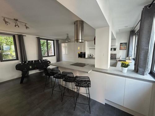 une cuisine avec un comptoir et des tabourets dans une pièce dans l'établissement Le Perchoir Arras, à Arras