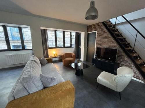 - un salon avec un canapé, des chaises et un escalier dans l'établissement Le Perchoir Arras, à Arras