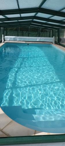 une grande piscine avec de l'eau bleue dans l'établissement La marine, au Crotoy