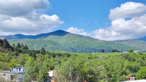 una vista di una montagna da una casa di M&M Apartment a Bitola