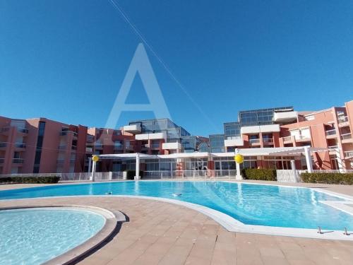 - une piscine en face de certains bâtiments dans l'établissement STUDIO VUE MER AVEC PKG, PISCINE, TENNIS, PLAGE DIRECT, à Sète