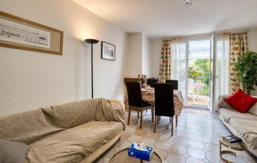 un salon avec un canapé et une table dans l'établissement 3 Bedroom Awesome Home In Lagord, à Lagord