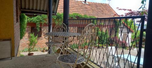 a table and chairs sitting next to a fence at Villa Rustica in Hruškovica