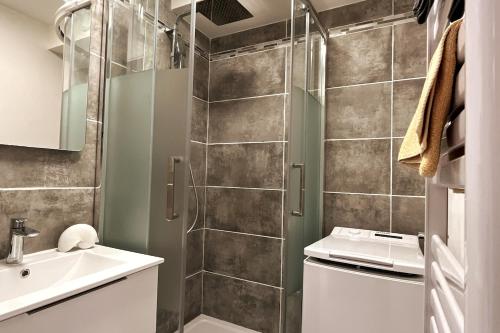 une salle de bain avec une douche, des toilettes et un lavabo dans l'établissement Isles Évasion-parking-100M plages-commerces, à La Londe-les-Maures