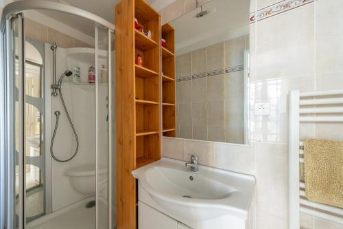 une salle de bain avec un lavabo, une douche et des toilettes dans l'établissement La Falaise - Magnifique Vue Mer, à Mers-les-Bains