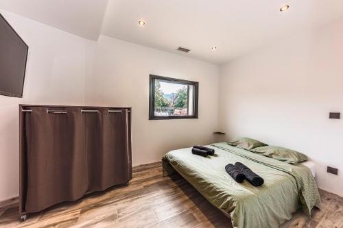 En eller flere senge i et værelse på Maison Sanchez - Maison Climatisée avec Piscine