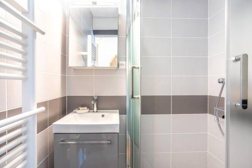 a bathroom with a sink and a shower at La Terrasse du Golf in Talmont