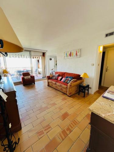 un salon avec un canapé et une table dans l'établissement T2 terrasse vue mer, à Bandol